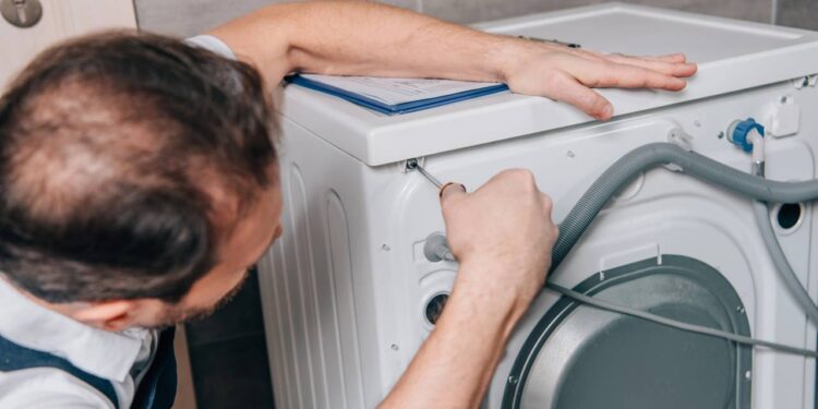 Técnico revela truque simples para aumentar a pressão da água da máquina de lavar