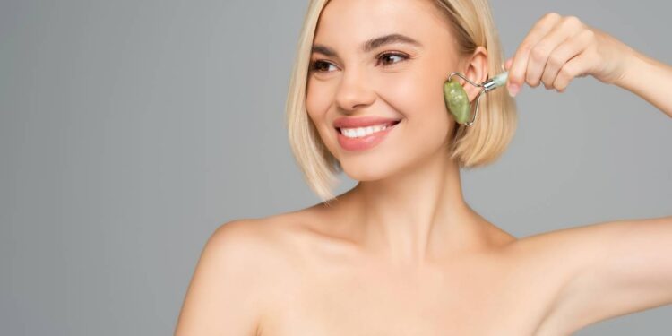 Massagem facial que transforma o rosto e deixa o contorno mais fino