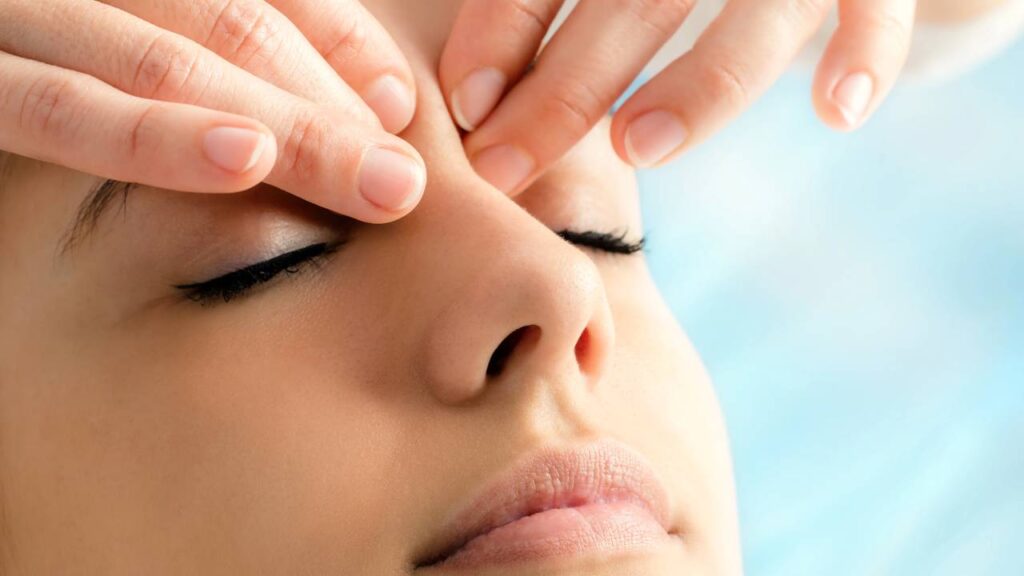 Massagem facial que transforma o rosto e deixa o contorno mais fino