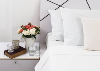 Substitua mesa de cabeceira por soluções compactas e econômicas agora