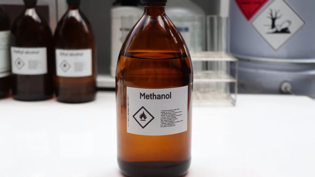 Como identificar bebidas adulteradas com metanol e evitar riscos