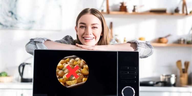 Este é o motivo do porquê o micro-ondas nunca deixa os alimentos dourados