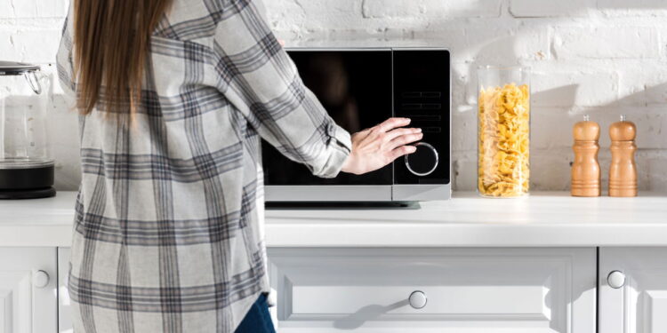 Nem bicarbonato nem vinagre: o truque escondido para deixar seu micro-ondas brilhando