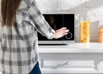 O que acontece se você deixar o micro-ondas ligado por mais de 10 minutos