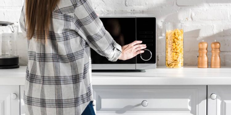 O que acontece se você deixar o micro-ondas ligado por mais de 10 minutos
