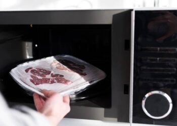 Como o micro-ondas faz certos alimentos esquentarem mais do que outros