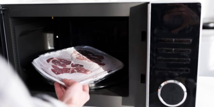 Como o micro-ondas faz certos alimentos esquentarem mais do que outros