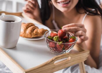 É caro, mas extremamente fácil de plantar morangos em casa