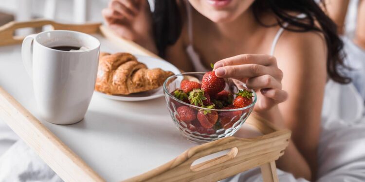É caro, mas extremamente fácil de plantar morangos em casa
