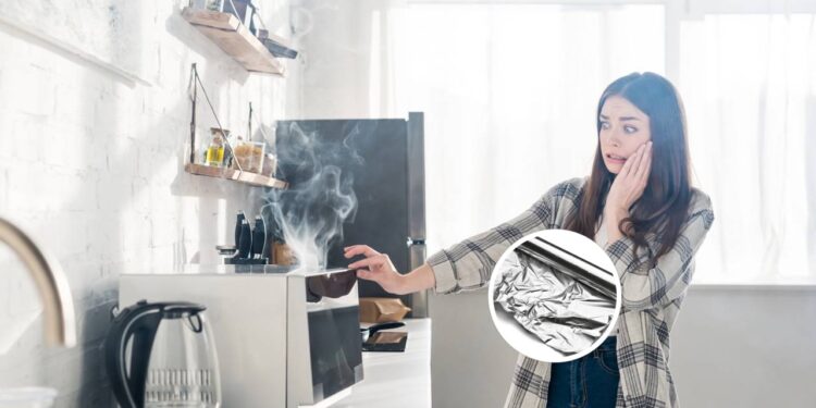 O que acontece quando o papel alumínio vai parar dentro do micro-ondas