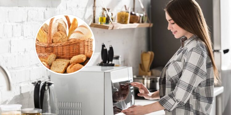 Use o micro-ondas para deixar pão dormido macio de novo