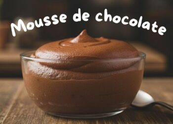 Esta mousse de chocolate com iogurte e sem açúcar conquista pelo sabor leve e irresistível