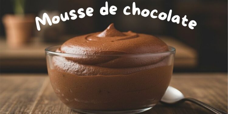 Esta mousse de chocolate com iogurte e sem açúcar conquista pelo sabor leve e irresistível