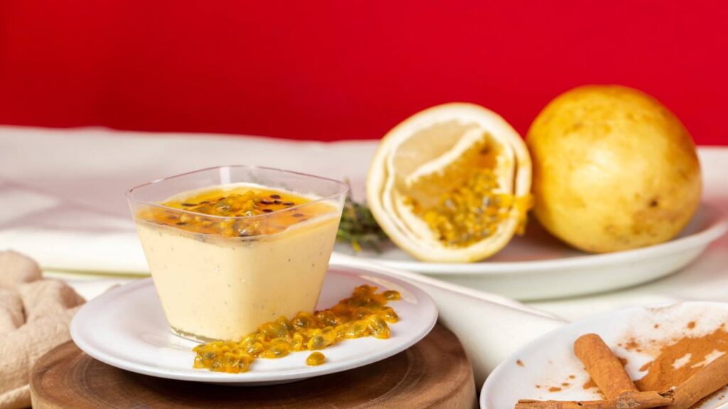 Este mousse de maracujá fica cremoso e pronto em apenas meia hora