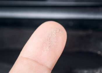 Nem pano úmido, nem produto químico: esse truque tira pó dos móveis naturalmente