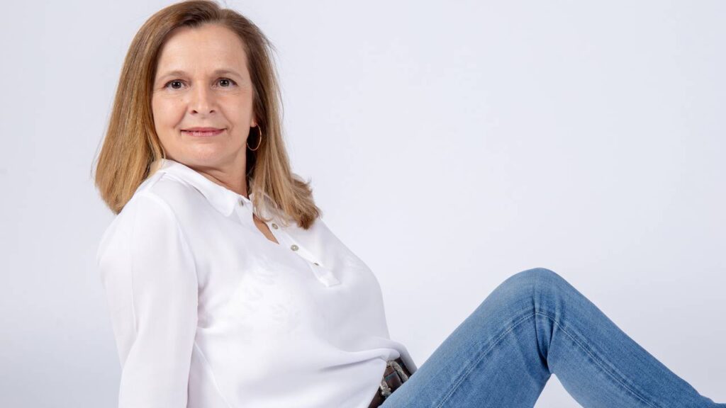 Erros de estilo comuns entre mulheres de 50 anos, segundo especialistas