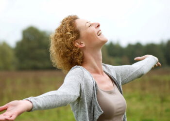 Hábitos simples depois dos 40 anos que mudam sua autoestima de forma profunda