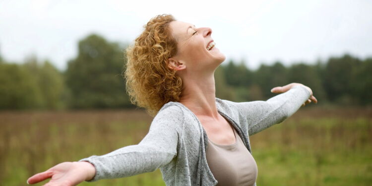 Hábitos simples depois dos 40 anos que mudam sua autoestima de forma profunda
