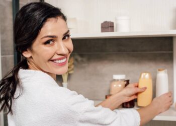 Como tomar banho do jeito certo sem agredir a pele