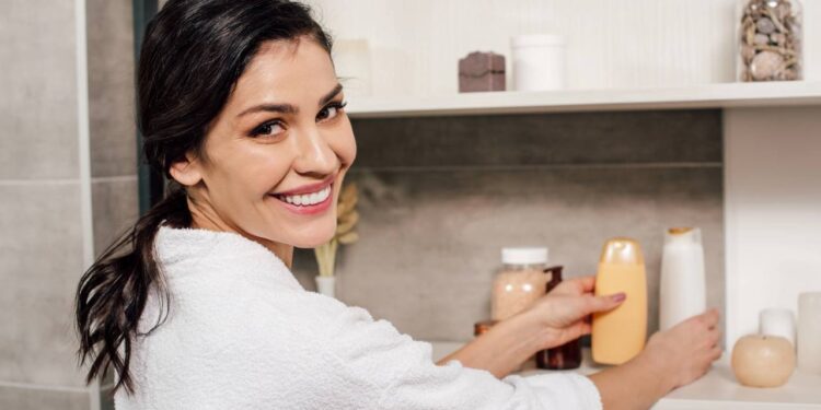 Como tomar banho do jeito certo sem agredir a pele