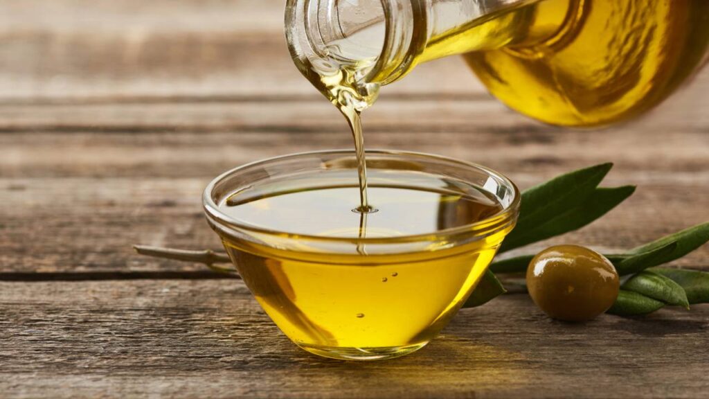 Fio de azeite tem mais calorias do que você imagina, segundo nutricionista