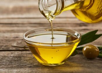 Fio de azeite tem mais calorias do que você imagina, segundo nutricionista