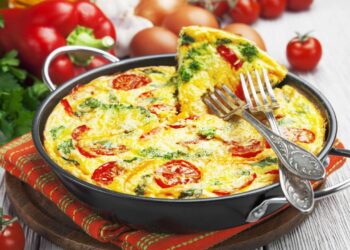 O que esse omelete de forno esconde com legumes assados você vai querer provar agora