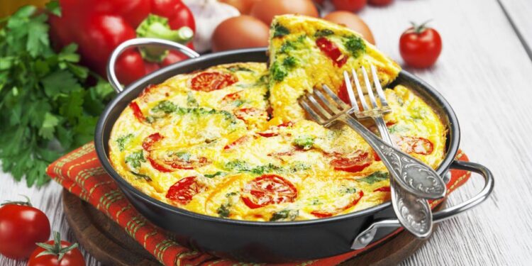 O que esse omelete de forno esconde com legumes assados você vai querer provar agora