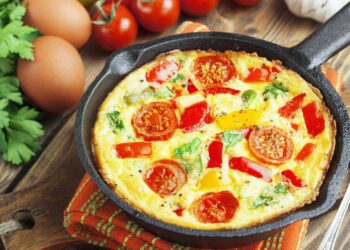 Feita no micro-ondas em poucos minutos, essa omelete rápida e nutritiva virou a salvação dos dias corridos