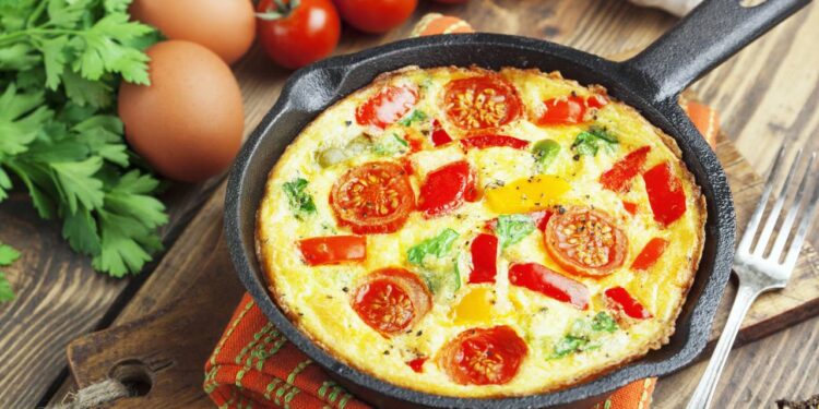 Feita no micro-ondas em poucos minutos, essa omelete rápida e nutritiva virou a salvação dos dias corridos
