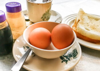 Truque da xícara deixa os ovos mais saborosos sem usar frigideira