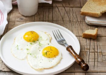 Nem manteiga, nem óleo: o truque para fazer ovos fritos saudáveis em 1 minuto