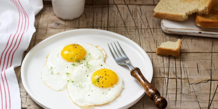 Nem manteiga, nem óleo: o truque para fazer ovos fritos saudáveis em 1 minuto