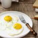 Nem manteiga, nem óleo: o truque para fazer ovos fritos saudáveis em 1 minuto