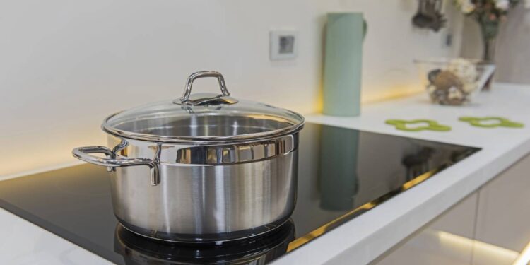 Truque para economizar gás usando as tampas das panelas