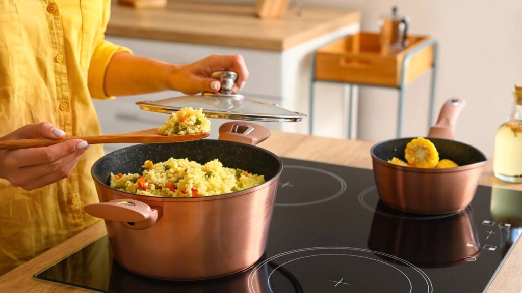 Truque para economizar gás usando as tampas das panelas