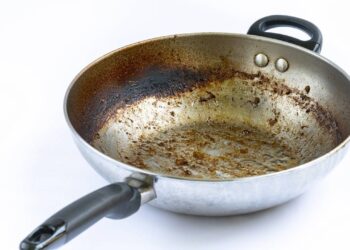 Misturinha caseira que vai tirar as manchas das suas panelas