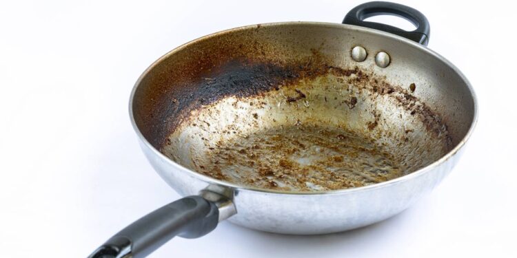 Misturinha caseira que vai tirar as manchas das suas panelas