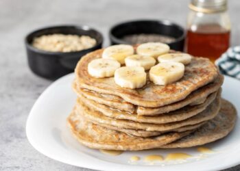 Receita de panquecas de banana e aveia para um café da manhã nutritivo