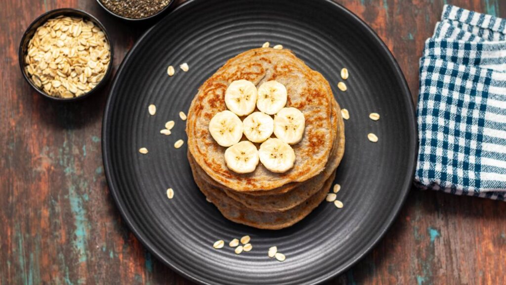 Receita de panquecas de banana e aveia para um café da manhã nutritivo