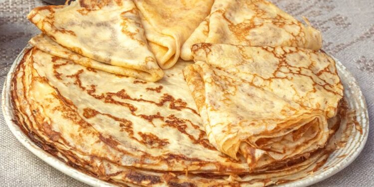 Dois minutos, dois ingredientes: panquecas sem farinha ficam ainda mais fáceis e deliciosas