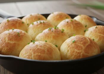 O pão de queijo de frigideira mais rápido e cremoso que você vai provar