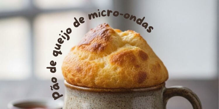 Pão de queijo de caneca no micro-ondas pronto em menos de 2 minutos