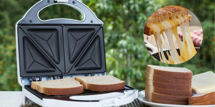 Lanche na sanduicheira com queijo derretido pronto em 6 minutos