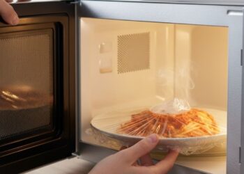 Isto é o que acontece ao usar papel filme no micro-ondas