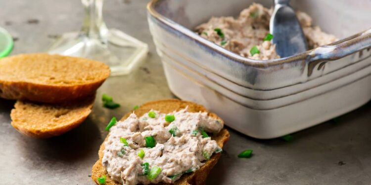 Receita de patê de sardinha simples e irresistível para um lanche delicioso