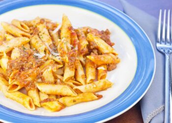 Jantar rápido: massa cremosa feita em 10 minutos com apenas 3 ingredientes