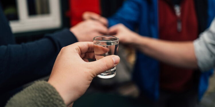 Como identificar bebidas adulteradas com metanol e evitar riscos