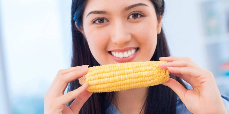 O jeito mais rápido e prático de cozinhar milho no micro-ondas