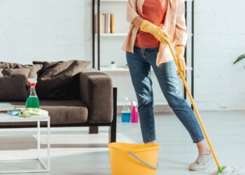 Nem removedor, nem vinagre: esse truque tira manchas do piso de forma natural